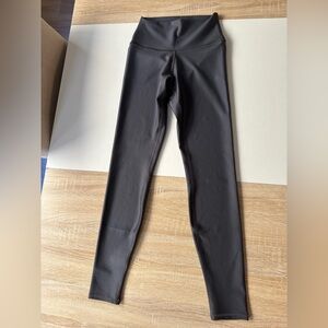 Alo yoga charcoal grey air lift leggings.